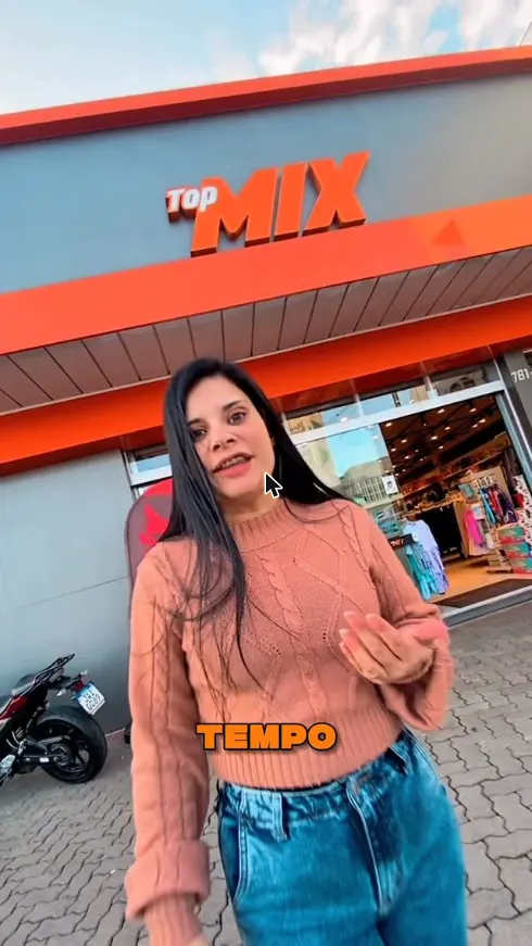 Fachada cinza da Top Mix Charqueadas com faixa laranja e logo